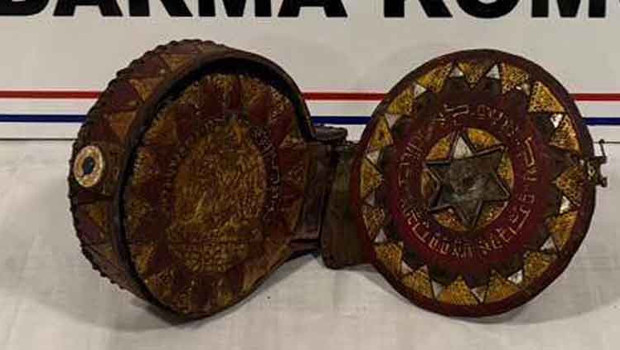 Erzurum’da ceylan derisine yazılmış altın işlemeli Tevrat ele geçirildi