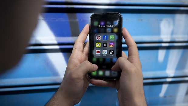 Fransa'da 'sosyal medyaya 15 yaş sınırı' tasarısı kabul edildi