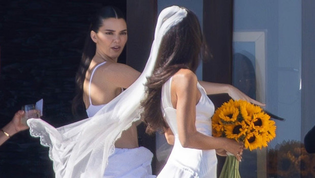 Kalabalık ailesinde bir tek onun çocuğu yok... Yaşı 30'a geldi, hâlâ bekâr... Gelinlik giyemedi ama nedime oldu