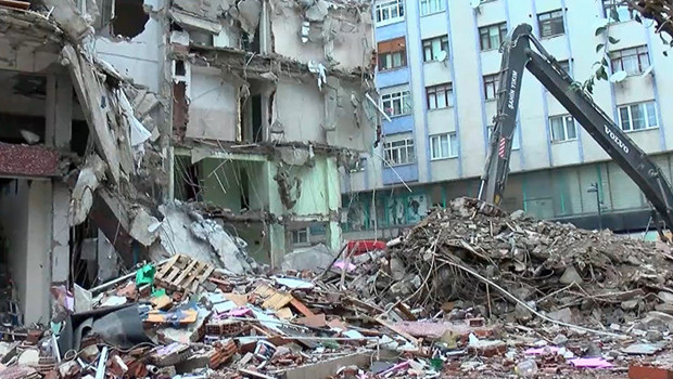 İstanbul'da yıkım faciası: Annesiyle yolda yürüyen küçük çocuk hayatını kaybetti