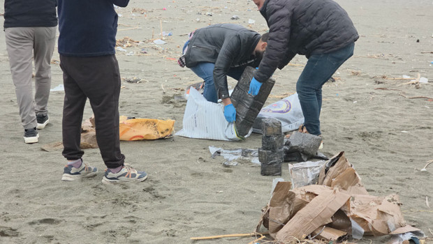 Dalgaların kıyıya sürüklediği çuvaldan uyuşturucu çıktı