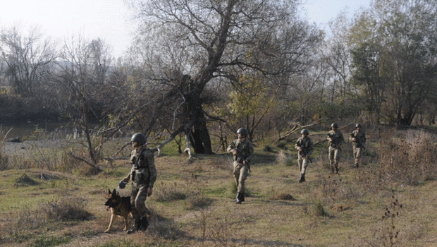 Edirne'de kaçak göçmenlerin arasına saklandı! Parmak izi eşleşmesiyle yakalanan organizatör tutuklandı