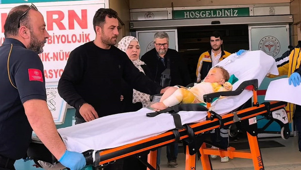 9 aylık bebeğin üzerine çaydanlıktaki kaynar su döküldü