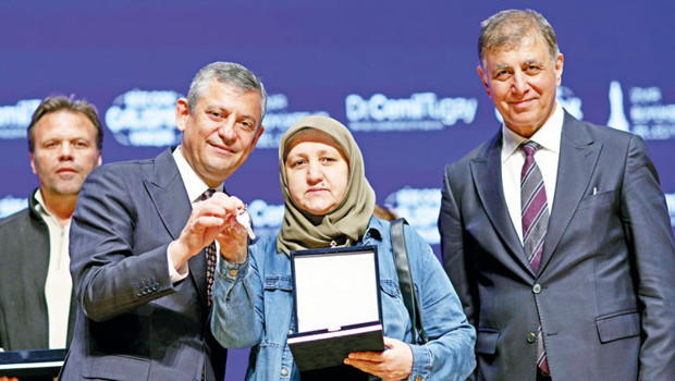 Özel İzmir’de konuştu: En kötü seçilmiş atanmıştan iyidir