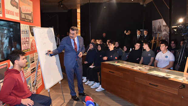 Bakan Tekin, lise öğrencilerine ‘Demokrasi ve İnsan’ dersi verdi