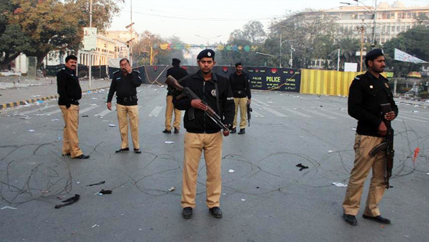 Pakistan'da polis karakoluna terör saldırısı: Ölü ve yaralılar var