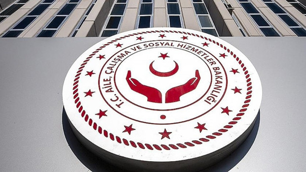 Bakanlıktan darbedilen anneye destek