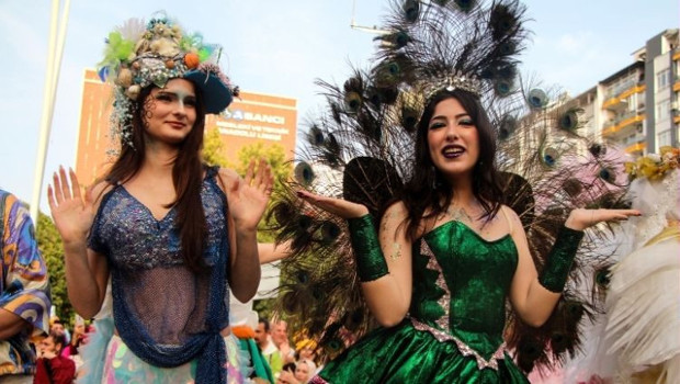 Uluslararası Adana Portakal Çiçeği Karnavalı renkli görüntülere sahne oldu