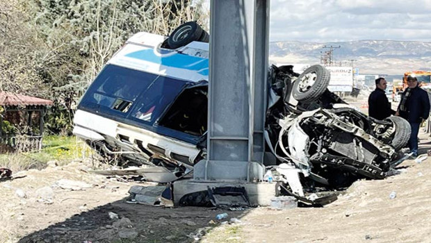 Minibüs faciası: 5 ölü, 4’ü ağır 14 yaralı
