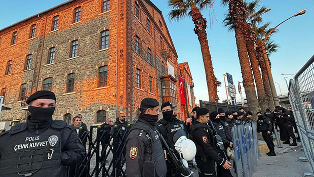 İzmir'deki eski DGM binasında tahliye süreci başladı