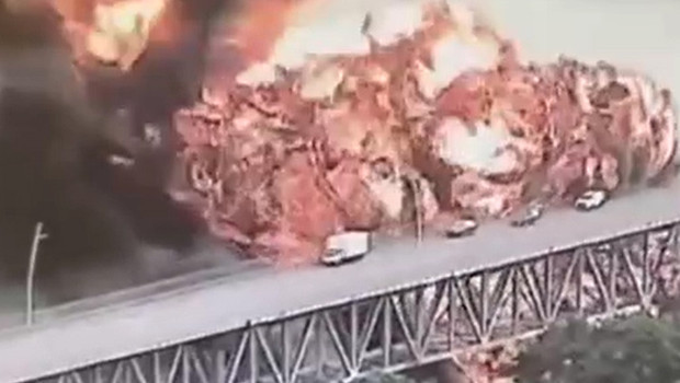 Köprüde facia: Patlama sonrası yangın çıktı