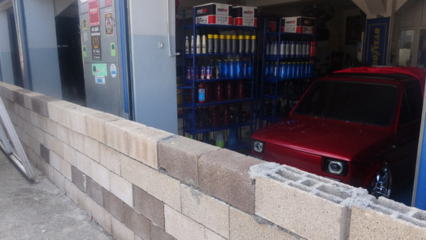 Komşusuyla ‘yer meselesi’ yüzünden tartıştı, dükkanının önüne duvar ördürdü! 'Aracımı bile çıkaramıyorum'