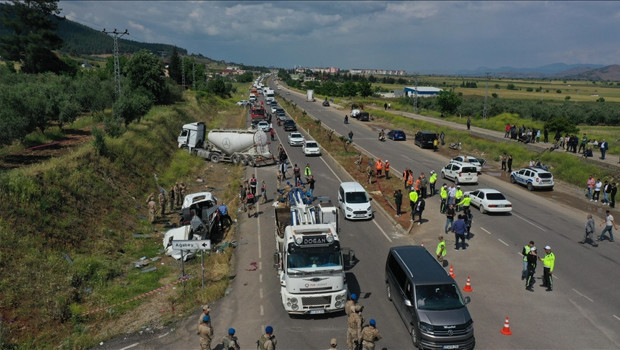 Burdur'da Korkunç Kaza: Minibüs ve Beton Mikseri Çarpıştı, 6 Ölü!