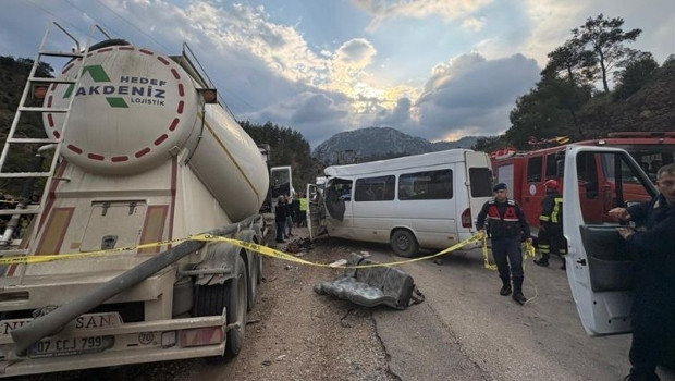 Burdur'da feci kaza… Minibüsle beton mikseri çarpıştı: 7 ölü, 3 yaralı