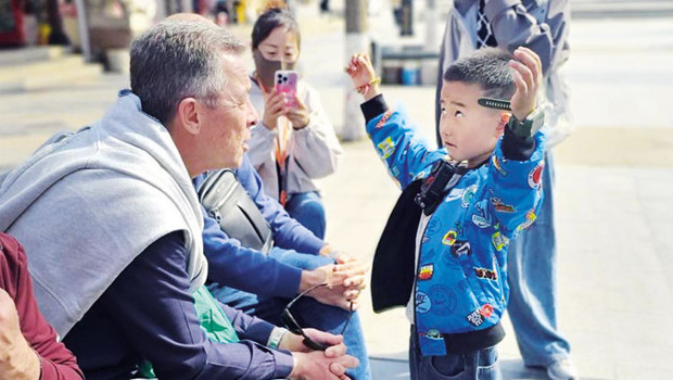 Çinli Çocuk ve Türk Doktorun Sıcak Sohbeti Viral Oldu mu?