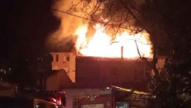 İstanbul'da Binanın Çatısında Korkutan Yangın! 2 Kişi Hastaneye Kaldırıldı