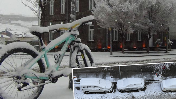 Yer gök beyaza büründü: Kar kalınlığı 30 santimi aştı! Yerleşim yerleri ulaşıma kapandı