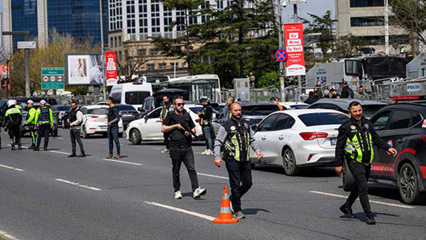 Beşiktaş'taki terör saldırısında polisle dalga geçenler adliyeye sevk edildi