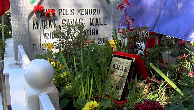 Adana'daki Şehidin Mezarı ve Duygusal Plaket Herkesi Etkiledi mi?