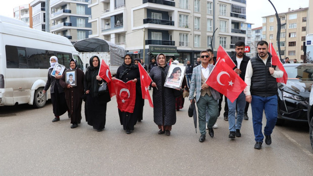Vanlı aileler DEM Parti İl Başkanlığı önündeki eylemlerine devam etti