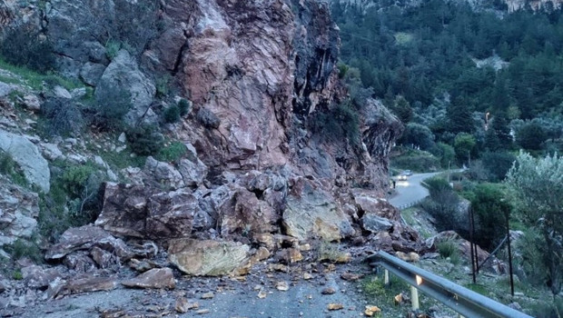 Fethiye'de yamaçtan düşen kaya parçaları yolu kapattı