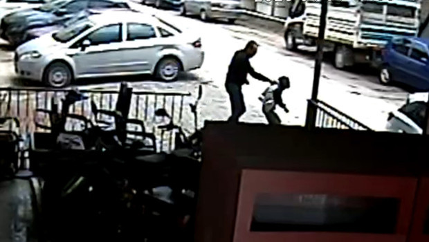 9 yaşındaki çocuğa şiddet kamerada! 'Sürüklemeye başladı, yüzüme ve kafama vurdu'