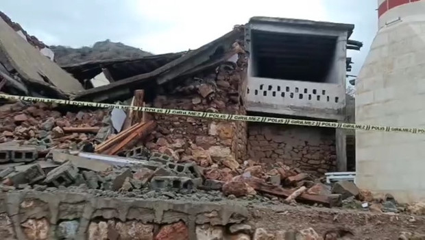 Siirt’te metruk ev çöktü