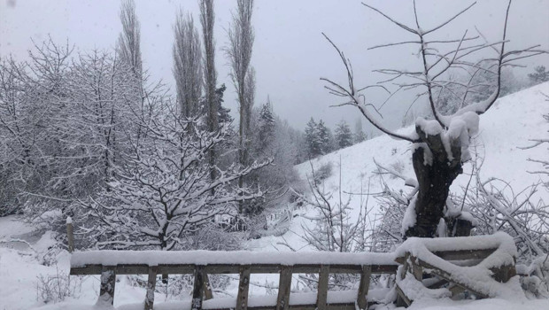 Bahar yerini kışa bıraktı! Nisan ayında 4 metre karla mücadele... Birçok il beyaza büründü