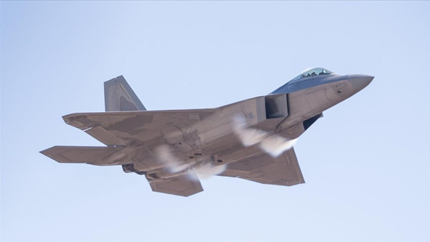 İrlanda'da bir kişi, Amerikan uçağına baltayla saldırdı