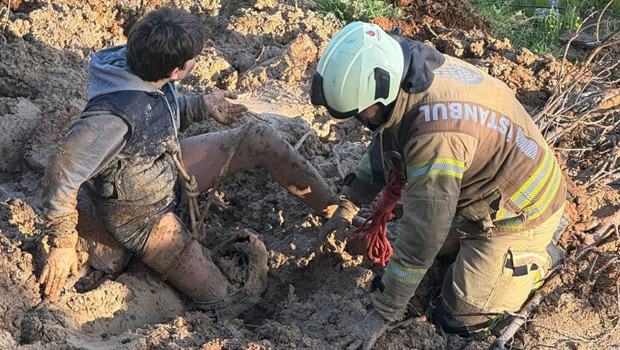 Bisikletiyle çamura saplanan çocuk, devriye gezen polis ekipleri sayesinde kurtuldu