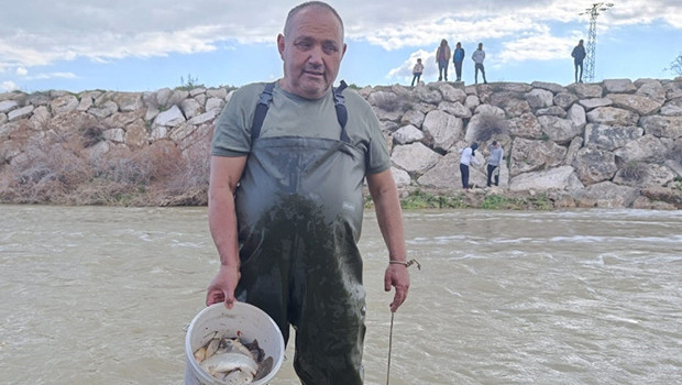 Yıllardır kurak kalan su coştu, vatandaşlar balık tutmaya başladı