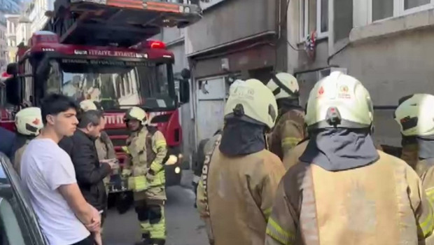 Beyoğlu'nda 5 katlı binada yangın: 2 kişi dumandan etkilendi