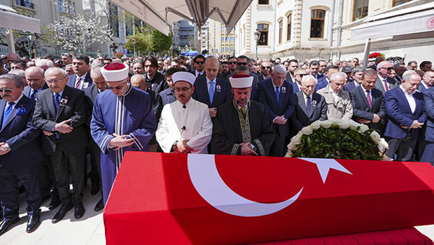 Kılıçdaroğlu, Özgür Özel'in elini sıkmadan geçti: Eski TBMM Başkanı Hüsamettin Cindoruk'un cenazesinde gergin anlar