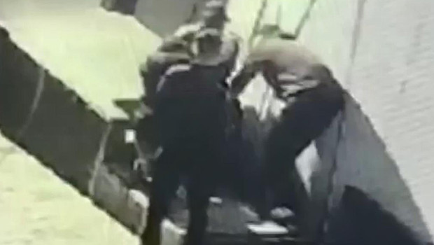 Taksim'de kendinden geçen kişiyi gözlerine kestirmişlerdi: Amaçlarına ulaşamadan yakalandılar