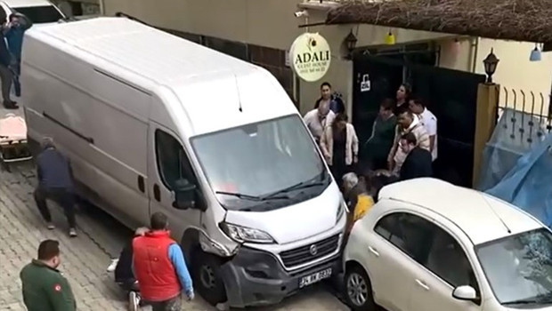 Freni boşalan kamyon dehşete yol açtı: 1'i çocuk 2 yaralı