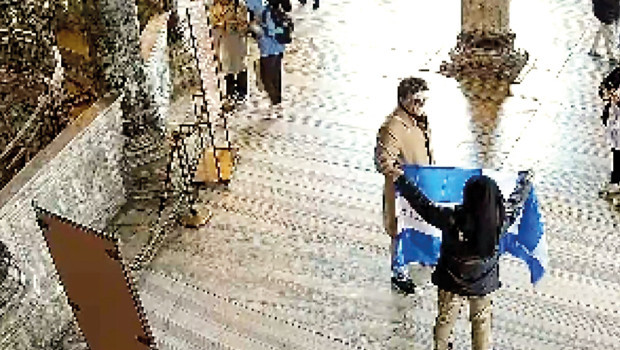 Yunan vatandaşı 2 turist tutuklandı... Ayasofya’da Bizans bayrağı açtılar