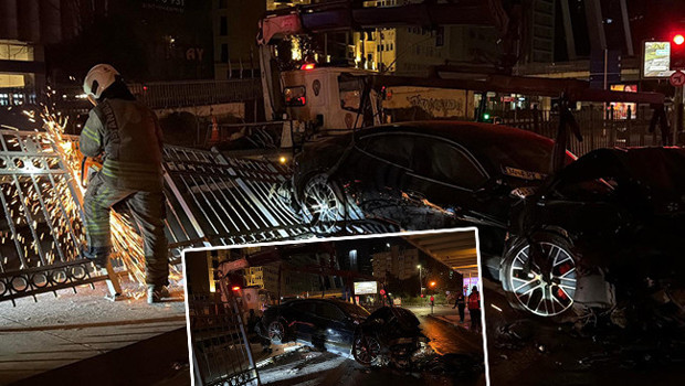 Lüks otomobil sürücüsü demir korkuluklara çarptı: 3 yaralı