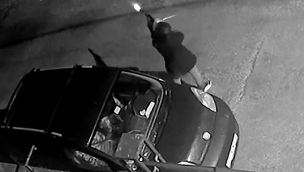 Adana'da yüzünü kaskla gizleyen şüpheli, pompalı tüfekle eve ateş açıp kaçtı