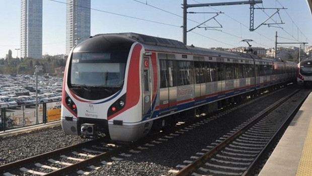 Marmaray'da yolcular trenden indirildi, peron boşaltıldı