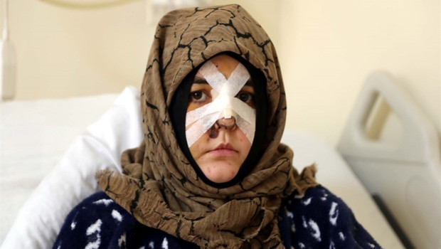 Eşini feci şekilde darp etmişti... Savcıdan "Kaldırım taşı silah sayılsın" talebi