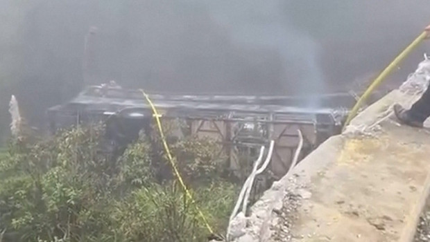 Yolcu otobüsü devrildi: Çok sayıda ölü