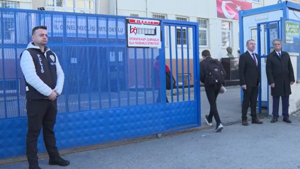 Ülke genelinde okullarda güvenlik tedbirleri artırıldı: Okul önlerinde en az iki emniyet personeli görevlendirildi