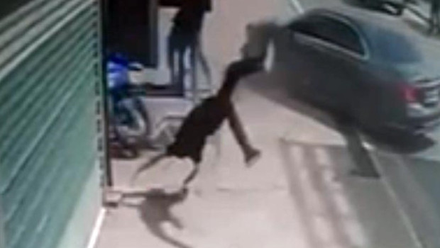 Otomobille motosiklet çarpıştı, yere savrulan motosiklet sürücüsü kaçtı