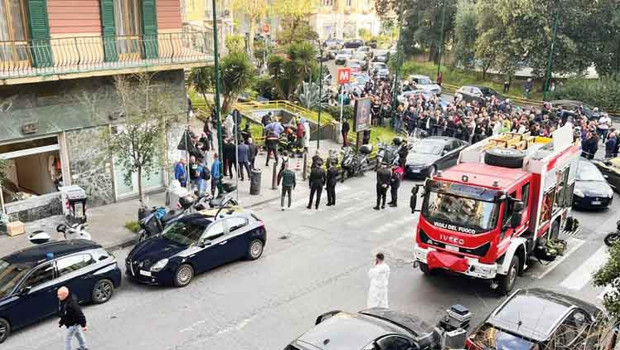 Napoli’de film gibi soygun! 25 kişi rehin alındı