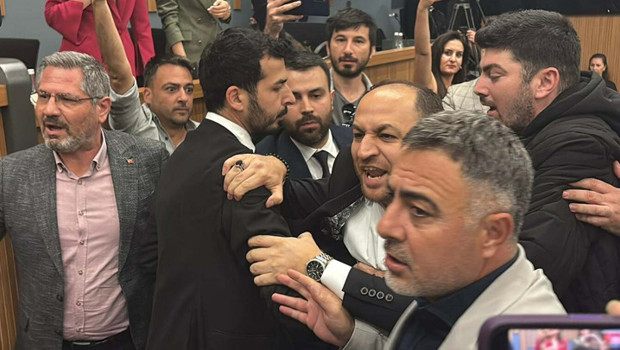 İzmir Büyükşehir Belediye Meclisi'nde gerginlik! AK Parti'li ve CHP'li üyeler arasında arbede yaşandı