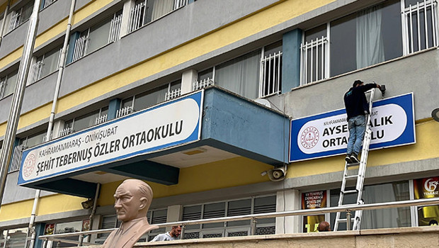 Ayser Çalık Ortaokulu'nun tabelası, yeni binaya asıldı