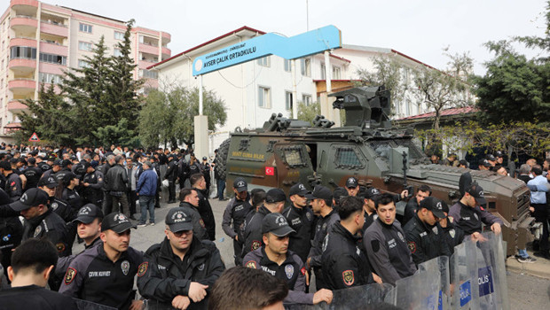 Kahramanmaraş'taki okula silahlı saldırı | Silah seslerini duyan öğrenciler, sıraları siper yapmış
