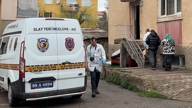 Sivas'ta korkunç olay: Genç kadını defalarca bıçaklayıp kapıyı üzerinden kilitleyerek kaçtı