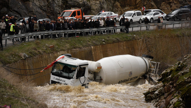 Dereye yuvarlanan beton mikserinin şoförü kayboldu