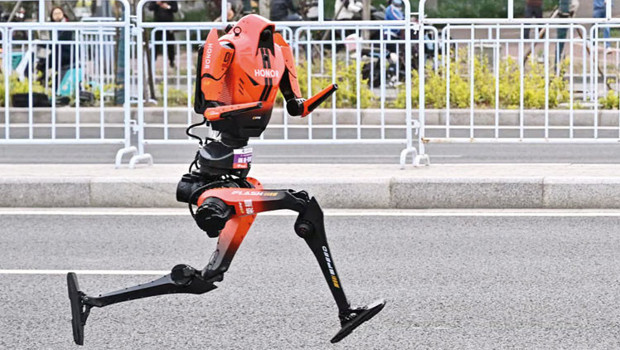 Maratonda robot insan rekorunu kırdı